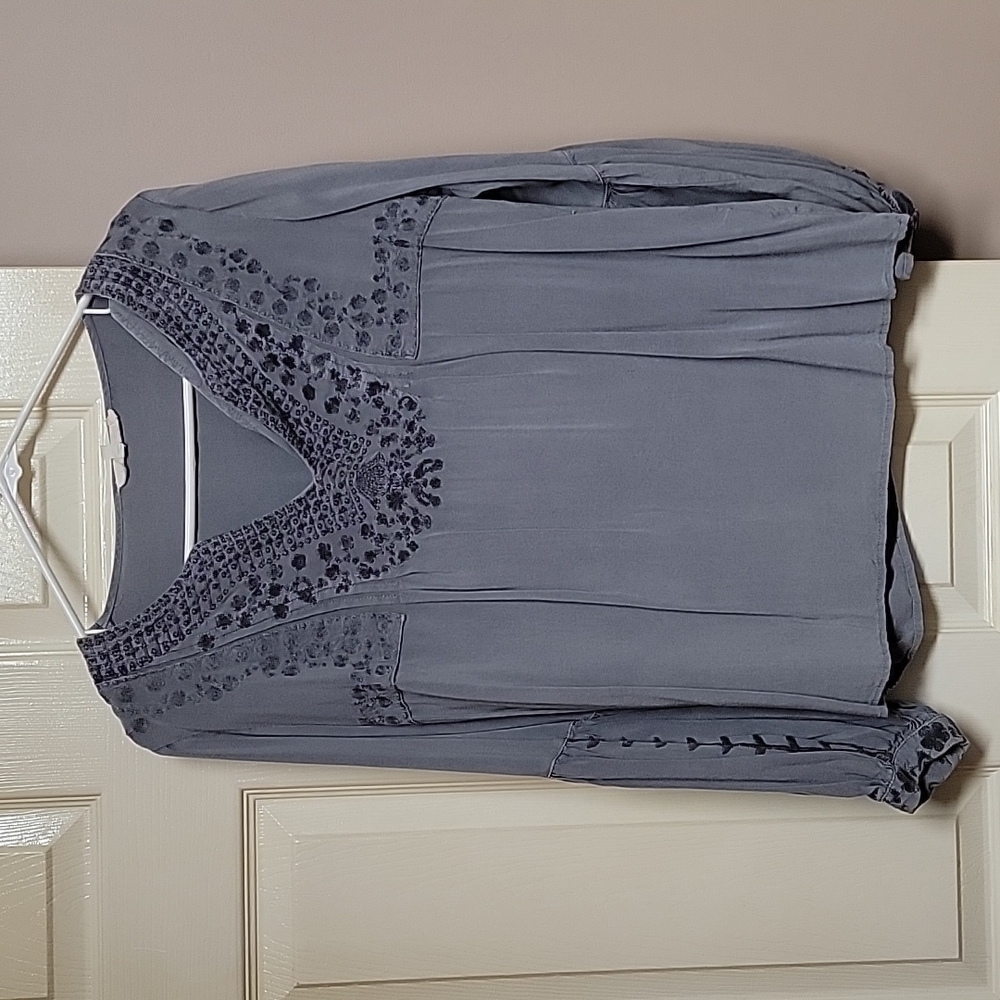 Peasant sleved v-neck